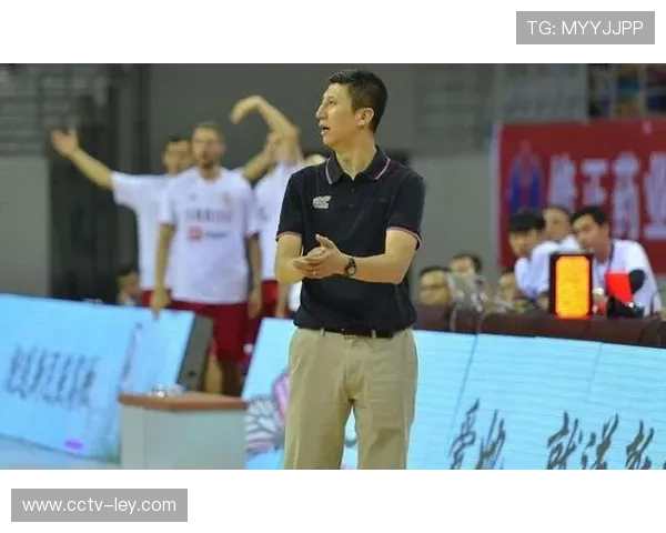 郭士强观战江苏比赛，考察球员表现